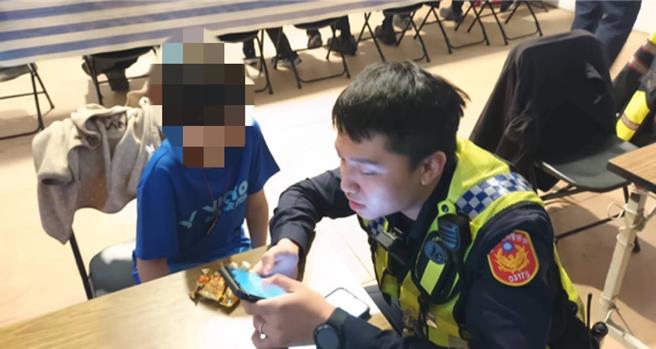 員警在新北燈會的警察服務站內照顧走失孩童。（三重警分局提 ∕ 張鎧乙新北傳真）