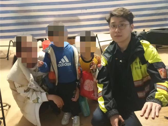 員警在新北燈會的警察服務站內照顧走失孩童。（三重警分局提 ∕ 張鎧乙新北傳真）
