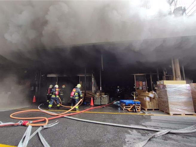 新北市深坑区东南科大对面的工厂，昨下午发生火警。（翻摄画面）