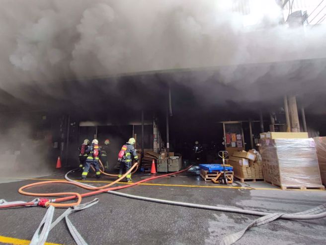 深坑電池工廠大火，惡臭擴散大台北地區，科技廠宣布居家上班。（翻攝畫面）