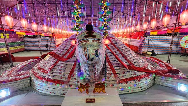 2024年2月21日澎湖县／澎湖元宵乞龟民俗起跑！湖西乡龙门观音宫的4万3，000台斤米包龟，是澎湖今年最大的米包龟，早在春节前堆砌完成，在大年初一就开放参观。（许逸民摄）