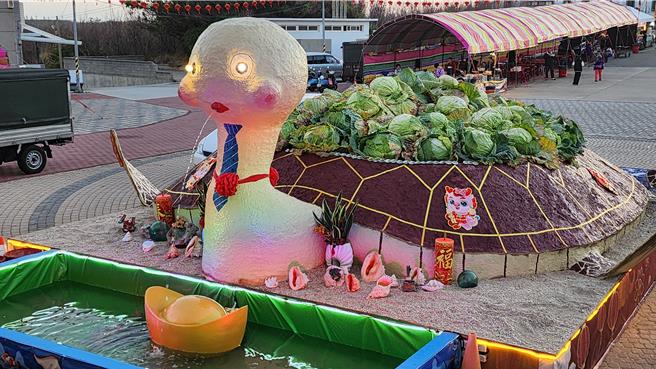 2024年2月21日澎湖县／澎湖元宵乞龟民俗起跑！推出有腮红的高丽菜龟的马公乌崁靖海宫，今年元宵拔得头筹，自正月初八起率先起跑，还一直进行至十八日止长达10天之久。（许逸民摄）