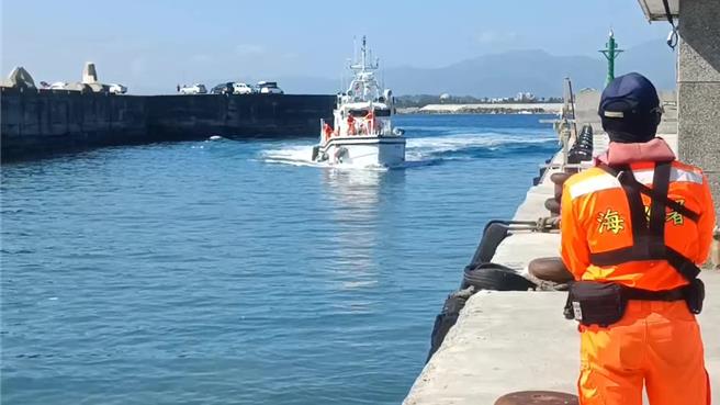 外籍漁工今天早上作業時左腳掌不慎遭魟魚刺傷，經台灣籍船長通報海巡人員救援。（讀者提供／蔡旻妤台東傳真）