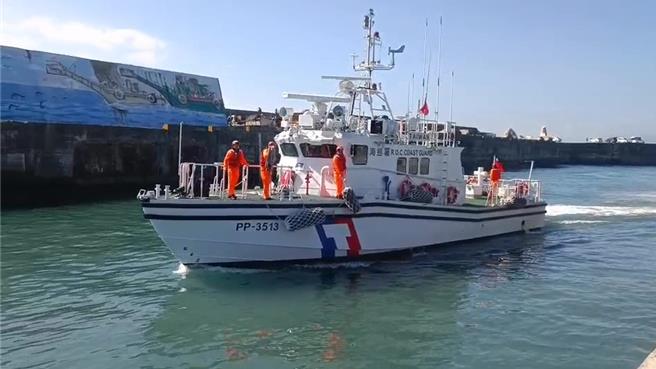 外籍漁工今天早上作業時左腳掌不慎遭魟魚刺傷，經台灣籍船長通報海巡人員救援。（讀者提供／蔡旻妤台東傳真）