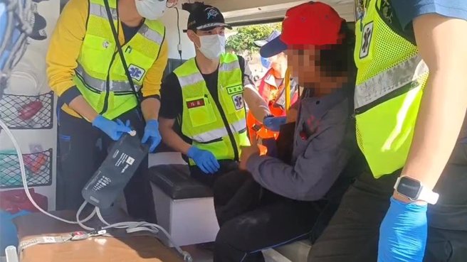 外籍漁工今天早上作業時左腳掌不慎遭魟魚刺傷，經台灣籍船長通報海巡人員救援。（讀者提供／蔡旻妤台東傳真）