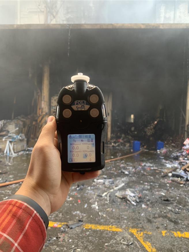 深坑大火恶臭引发民眾不适，深坑卫生所今起随到随看。（新北市环保局提供）