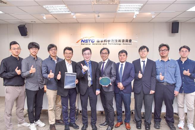 在國科會的支持下，台師大物理系團隊發表超薄鐵電電晶體，合影者左起為國研院台灣半導體研究中心李愷信研究員（左3）、台灣大學重點科技研究學院李敏鴻教授（左4）、國科會自然處羅夢凡處長（左5）、台師大學物理系藍彥文教授（左6）、陽明交通大學電子物理系林俊良副教授（左7）、國研院台灣半導體研究中心梁伯維助理研究員（左8）。(國科會提供)