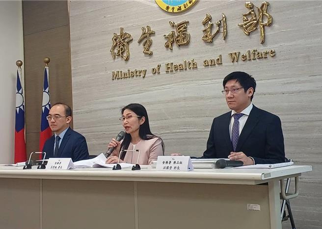 食藥署長吳秀梅（中）今天表示，我國食藥署二度申請，終於在去年經ICMRA全體會員會議通過，以「Taiwan Food and Drug Administration（TFDA），Chinese Taipei」名義加入成為準會員。（王家瑜攝）