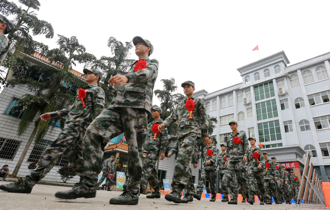 廣西柳州市融安縣人民武裝部110名新兵啟程赴軍營的資料照。（新華社）