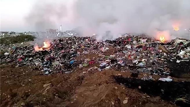 嘉義市湖子內區段徵收環保用地資收垃圾暫置場20日晚間失火，延燒整夜。（讀者提供／廖素慧嘉市傳真）