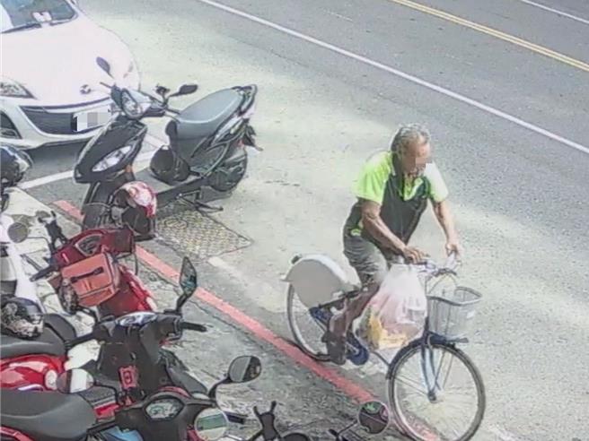 高雄一名街友骑脚踏车窃取机车上物品，相隔4个月被逮。（警方提供／任义宇高雄传真）