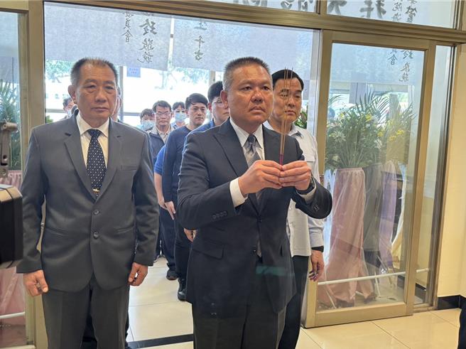 海巡署副署长许静芝(前)率所属上香致意后表示，站在人道立场，将对家属给于最大的关怀。(于家麒摄)