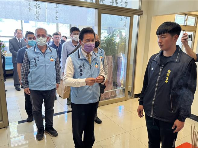 金门县长陈福海(中)也率县府团队前往上香致意，全程表情哀戚 但不发一语。(于家麒摄)