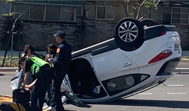 陈女驾驶车辆撞分隔岛后翻覆。（民眾提供）