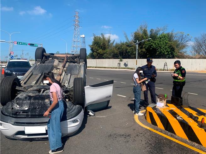 疑未注意路况，陈姓女子驾车撞分隔岛后翻覆。（民眾提供）
