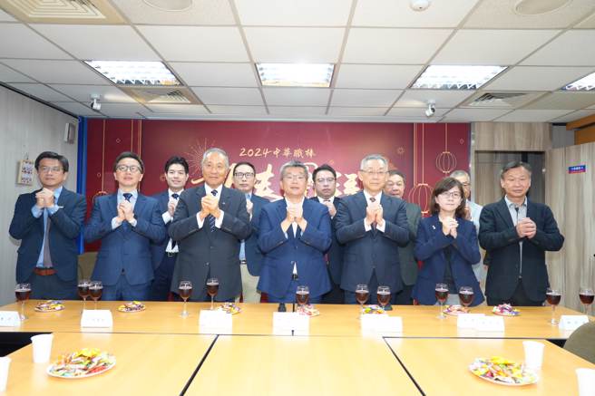 中职21日举行新春团拜，由会长蔡其昌（中）率领6球团向各界拜年。（中职提供）