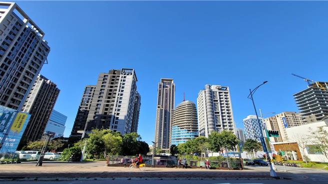 契税与房屋现值连动，显见去年移转不动产除有屋龄新等特色外，透过其他方式移转不动产也是契税增加的关键。(王莫昀摄)