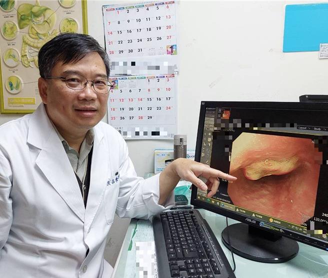 洪吉來主任提醒預防食道癌，務必戒菸酒、多吃蔬菜水果。（大千醫院提供／李京昇苗栗傳真）