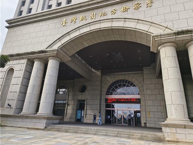 桃园地检署21日指挥桃园市调处到桃园议会搜索，对原住民议员简志伟、陈瑛办公室搜索。据了解，2人涉嫌议员配合款收受回扣，项目疑为与学校的广播器有关，回扣金额约2、3成，不排除有校长涉案，目前检调持续侦办中。（赖佑维摄）