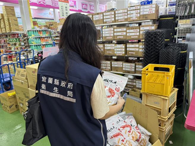 宜蘭縣衛生局下架「蝦味先香辣口味」計393包，同時由業者通知轄內各通路店家預防性下架相同品項產品計480包。（宜蘭縣衛生局提供／李忠一宜蘭傳真）