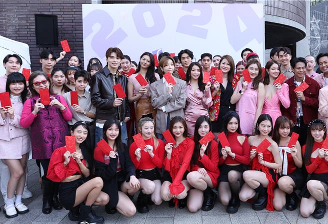 伊林娛樂在董事長蔡紹中、副董事長陳婉若帶領下場舉辦開工團拜。（陳俊吉攝）