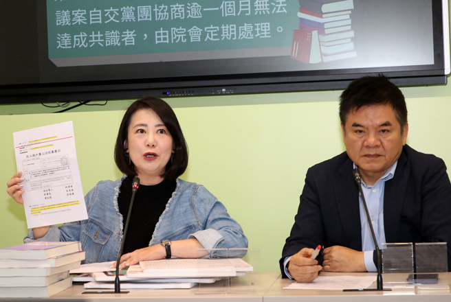 圖為民進黨立法院黨團書記長莊瑞雄（右）、幹事長吳思瑤（左）21日召開輿情回應記者會。（資料照/劉宗龍攝）