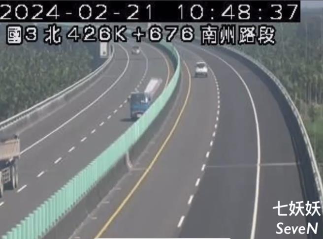 有辆小货车21日行经国道3号南下屏东南州段时，放在后斗的床垫疑因未固定好而掉落，不料驾驶竟直接将车停在内线车道并自行下车捡拾。（翻摄画面／谢佳潾屏东传真）