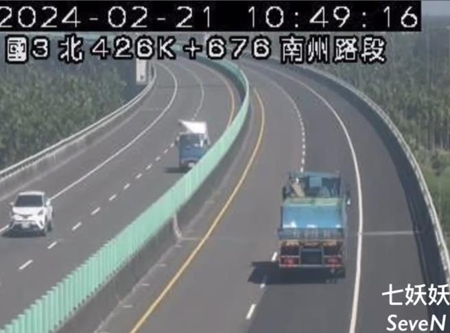 有辆小货车21日行经国道3号南下屏东南州段时，放在后斗的床垫疑因未固定好而掉落，不料驾驶竟直接将车停在内线车道并自行下车捡拾。（翻摄画面／谢佳潾屏东传真）