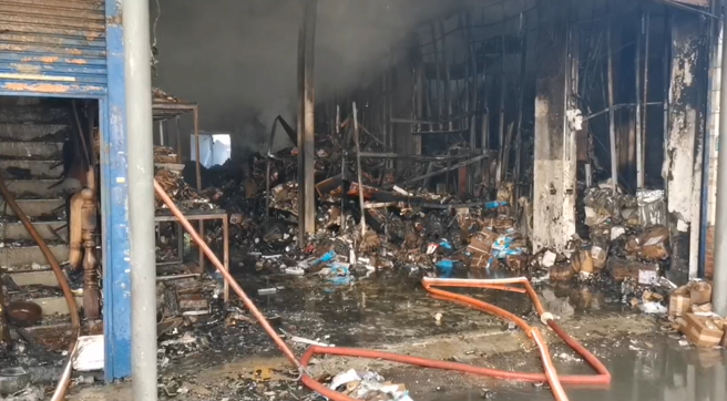 新北市深坑区北深路一处连栋3楼式建筑物，昨下午发生火警，大火燃烧后的味道却许久不散，严重影响民眾作息。（图 / 刘咏韵翻摄）