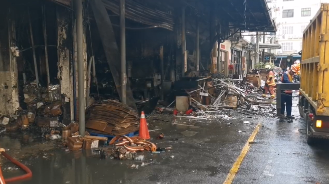 消防昨天获报后赶抵。（图 / 刘咏韵翻摄）