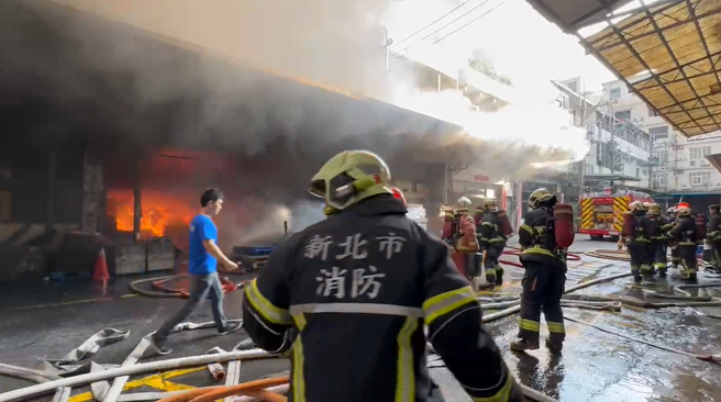 消防救援画面。（图 / 刘咏韵翻摄）