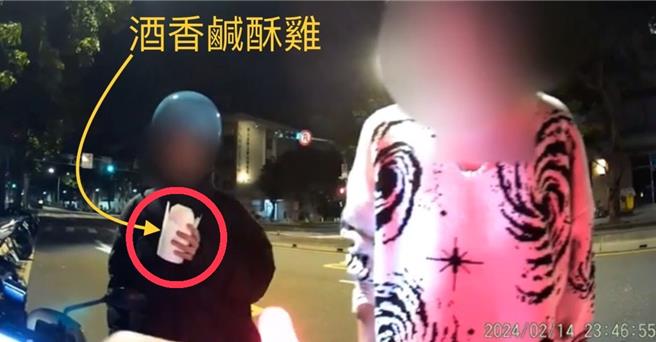 王男遭查獲酒駕，身上還帶著沒吃完的「酒香鹹酥雞」。（警方提供）