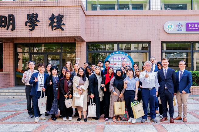英国斯特普尼诸圣中学访问团21日到明新科大参访半导体人才培育基地。（罗浚滨摄）