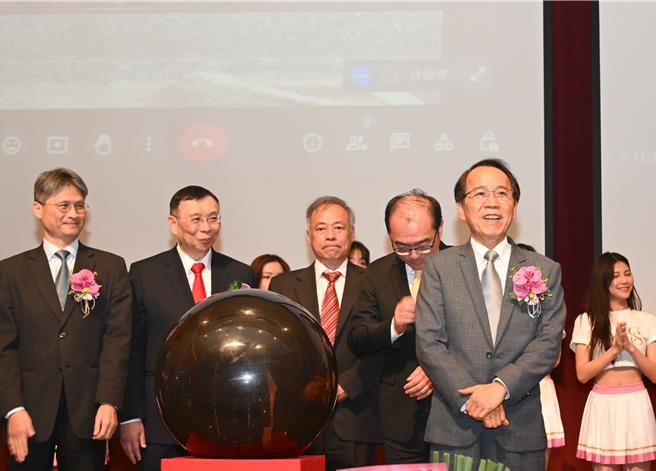 台鋼科技大學21日舉行更名揭牌儀式，高雄市副市長林欽榮（前右）、台鋼集團會長謝裕民（左二）等人出席。（林瑞益攝）