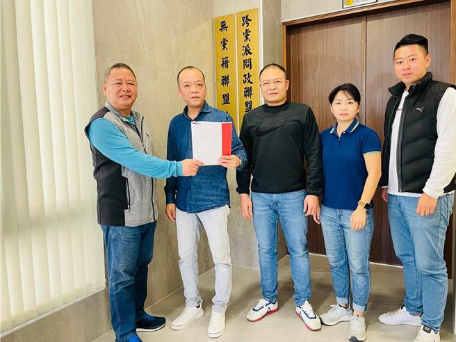 金门县议会两政盟召集人洪鸿斌(左一)及陈泱瑚(左二)，议员张云量(中)、杨育菡(右二)及许大鸿(右一)均对陆船渔民溺毙事件表达哀悼与遗憾，期盼两岸中央授权地方政府，透过理性的对话与沟通，早日化解误会。(图／金门县议员陈泱瑚提供)