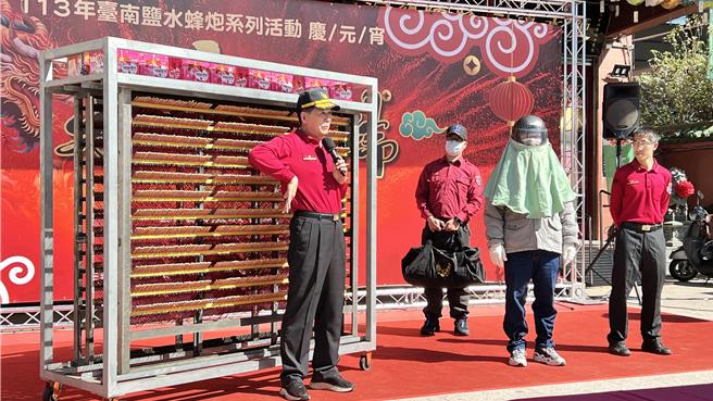 台南市政府今天與鹽水武廟宣傳鹽水蜂炮活動，消防局也到場宣導安全注意事項。（張毓翎攝）