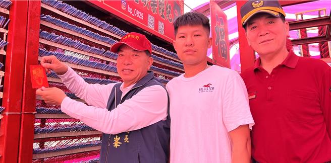 消防局長李明峯（左一）今天帶隊抽查鹽水蜂炮炮城。（張毓翎攝）