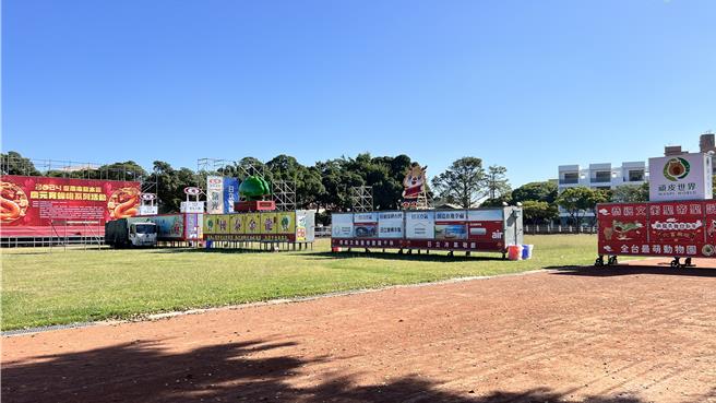 鹽水蜂炮今年主炮城共有約60萬發蜂炮，預計24日晚間9點30分點燃。（張毓翎攝）