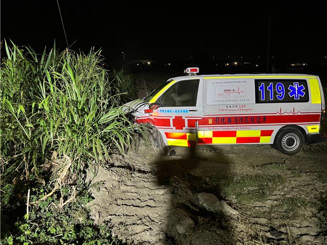 彰化縣芳苑鄉21日凌晨發生救護車與轎車的路口事故，救車車左前車頭毀損。（民眾提供／孫英哲彰化傳真）