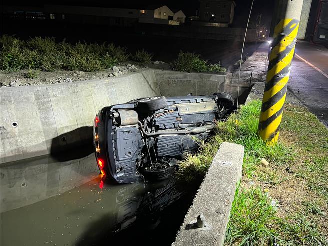彰化縣芳苑鄉21日凌晨發生救護車與轎車的路口事故，轎車在碰撞後翻落水溝。（民眾提供／孫英哲彰化傳真）