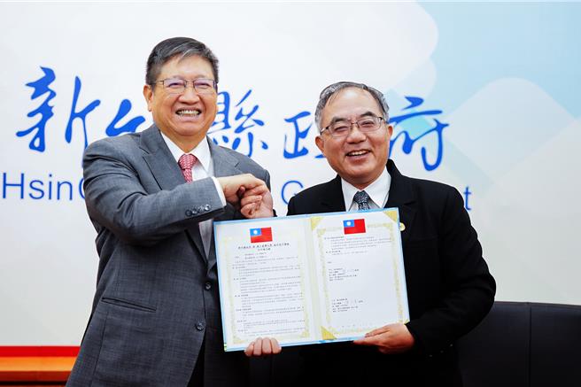 新竹县长杨文科（左）与台大校长陈文章（右）去年底签定协作高中课程合作备忘录后，邀台大、大学招生委员会联合会办理「112学年度升学谘询辅导活动」。（罗浚滨摄）