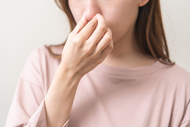 擤鼻涕的過程，由於鼻腔壓力擠壓眼窩的脂肪，會造成眼袋更加明顯。（示意圖，Shutterstock／達志）