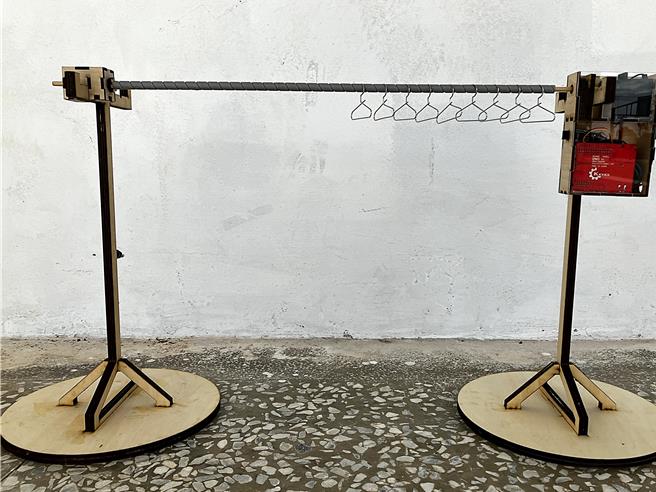 「转转晒衣螺杆」採用木板和雷射切割机进行组装。（台东县政府教育处提供／萧嘉蕙台东传真）