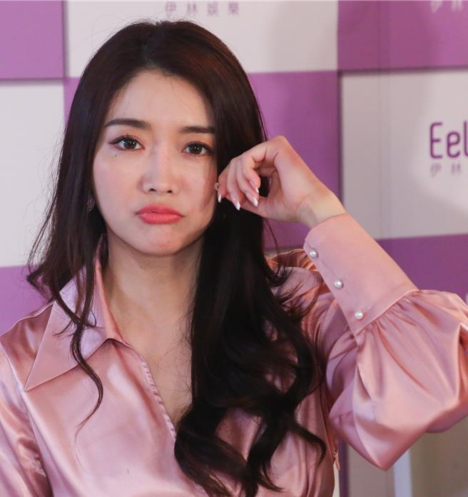 成语荞今带伤出席开工团拜。（陈俊吉摄）