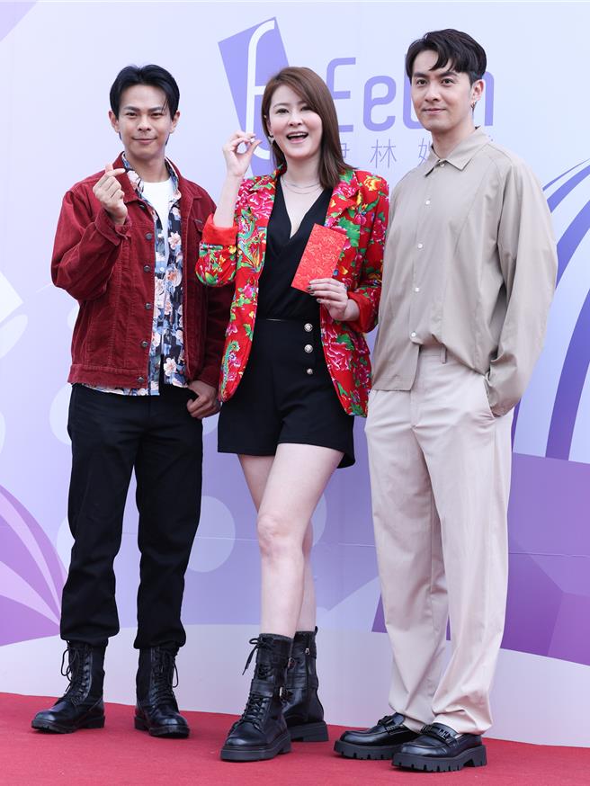 张雁名（右）和同门一起开工领红包。（陈俊吉摄）