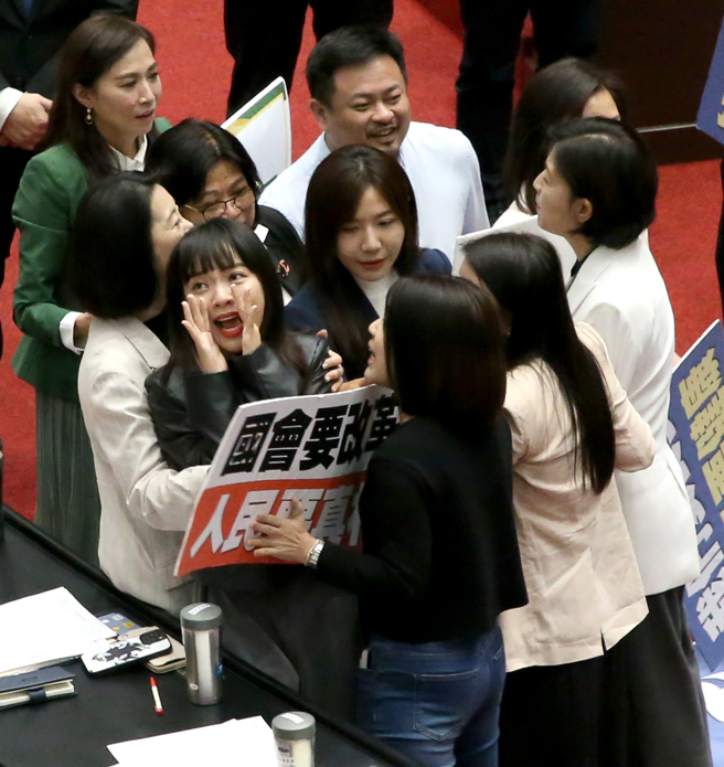 立法院新会期20日开议，国民党立委徐巧芯(前右)和民进党立委黄捷(前左)等多名立委发生推挤衝突。（资料照，赵双杰摄）