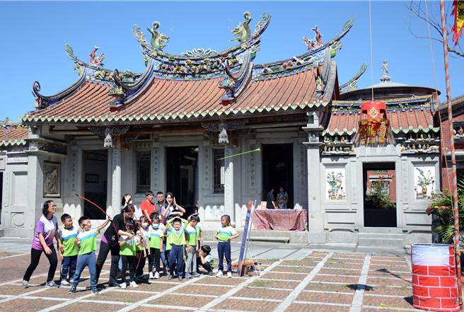 六堆祈福尖炮城24日起一连2天在五沟国小闹开炸，今年首创「弓箭尖炮城」活动，适合亲子一同参与。（林和生摄）