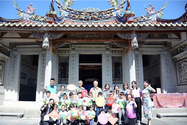 六堆祈福尖炮城24日起一连2天在五沟国小闹开炸，今年首创「弓箭尖炮城」活动，让大人小孩都能亲身体验这传承百年的客家民俗。（林和生摄）