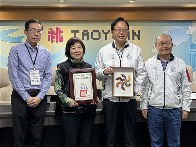 桃园大溪绣艺师粘碧华荣获由文化部指导、国立台湾工艺研究发展中心主办的「2023国家工艺成就奖」，市长张善政讚她是2007年开办以来首位女性获奖者。（蔡依真摄）