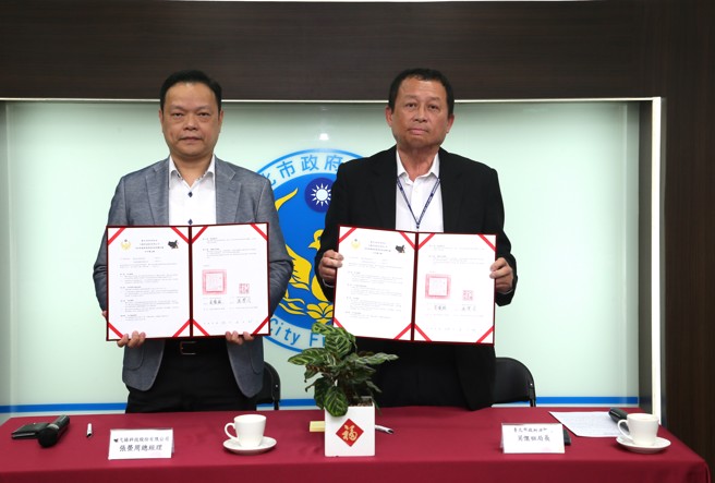 臺北市政府消防局於今日(21日)與弋揚科技股份有限公司(衛星犬)簽訂「消防智慧車隊管理系統」試辦計畫合作契約。(北市消防局提供)